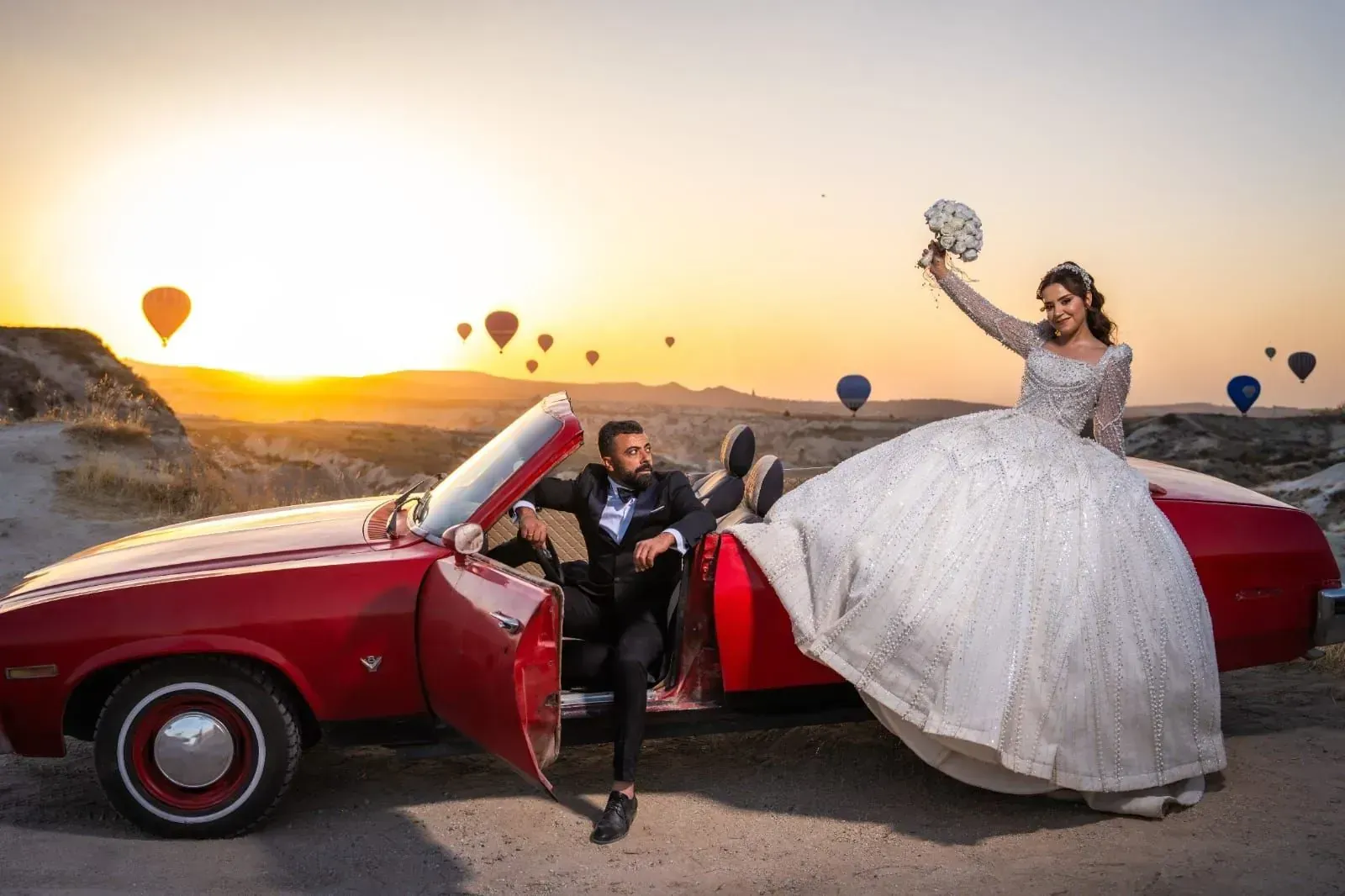 Vadi manzarasında düğün fotoğrafı